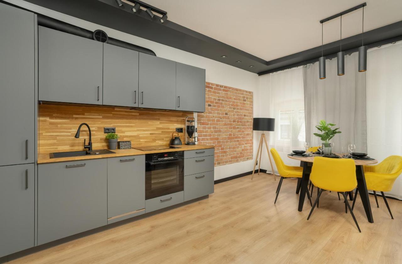Komeda Apartment Hidden In Poznan Old Town By Noclegi Renters Bagian luar foto